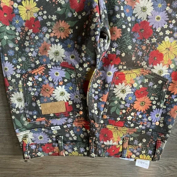 Floral Wrangler Jeans - Picture 7 of 8